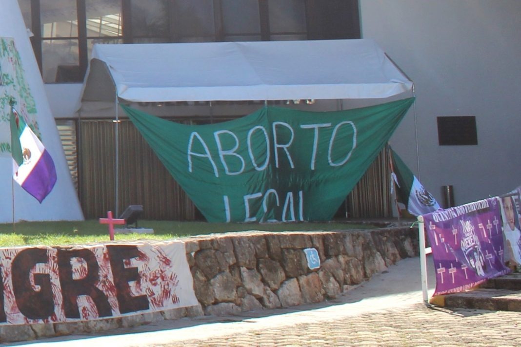 Sigue bloqueo de feministas en el Congreso de Quintana Roo